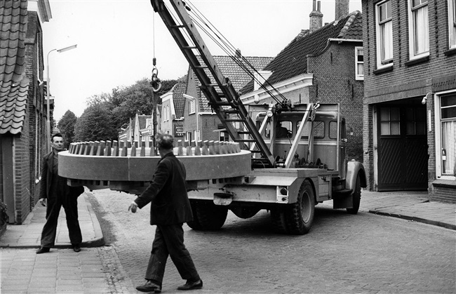 Herbouw van de snuifmolen De Ster bij de Kralingse Plas in Rotterdam. Op 19 mei 1967 werd het bovenwiel binnengebracht. Een snuifmolen werd gebruikt voor het malen van snuiftabak en specerijen.