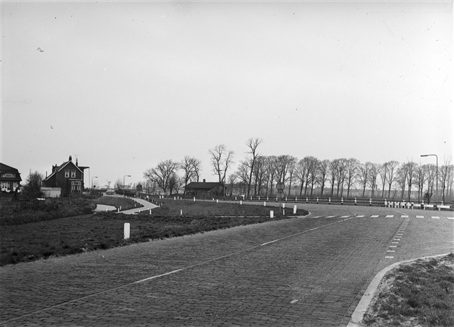 Weg vanaf Zoeterwoude naar Leiden, bij de vroegere Lammebrug over het Rijn-Schiekanaal. In 1959 is de brug gesloopt en vervangen door een grotere verkeersbrug.