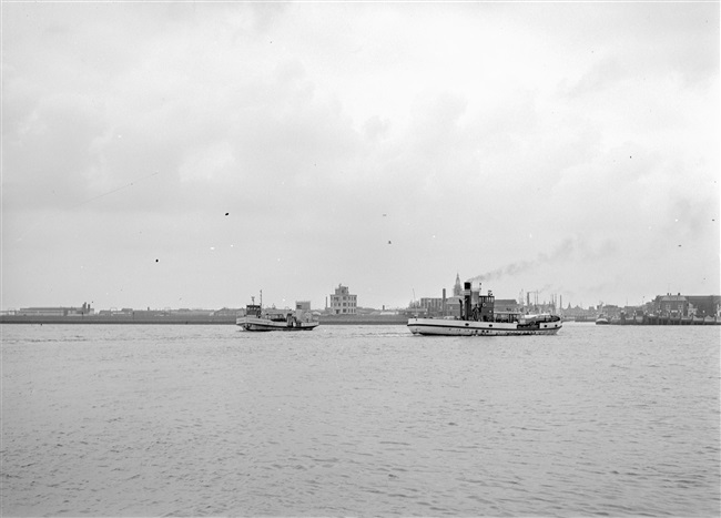 De veerboot Hoofdingenieur van Elzelingen (links), die in 1950 was verbouwd tot een moderner schip met dezelfde naam. De veerboot onderhield de veerdienst over de Nieuwe Waterweg tussen Maassluis en Rozenburg. Van Elzelingen was hoofdingenieur bij de Provinciale Waterstaat van 1908 tot 1927.