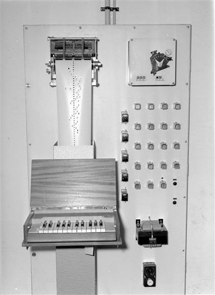 De installatie voor het automatisch afspelen van het carillon. Het carillon bevond zich bij de entree van het nieuwe provinciehuis.