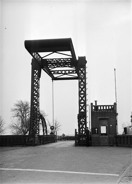 De voormalige Lammebrug over het Rijn-Schiekanaal, tussen Leiden en Zoeterwoude. In 1959 is de brug gesloopt en vervangen door een grotere verkeersbrug.