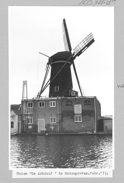 Korenmolen De Arkduif aan de Overtocht in Bodegraven, 1973