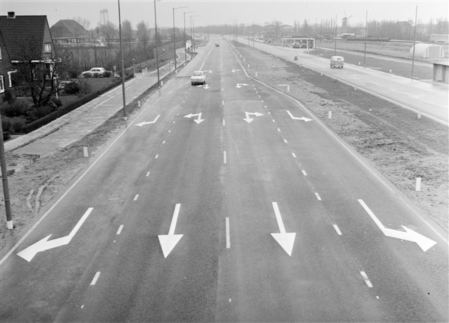 Kruising Groene Kruisweg/provinciale weg nr. 32 met de Winston Churchillaan in Spijkenisse.