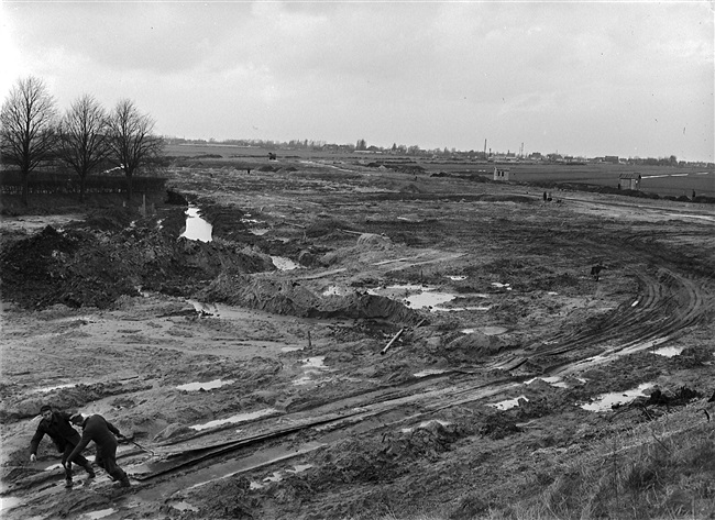 Oorspronkelijke titel 'grondwerkzaamheden'. Vermoedelijk de aanleg van de G.J. van Heuven Goedhartweg (huidige N216).