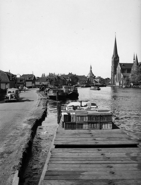 De Leidsekade langs het Rijn-Schiekanaal, beter bekend als de Vliet. Links de Petrus en Pauluskerk.