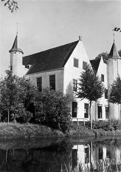 Kasteel van Rhoon aan de Dorpsdijk 63 in Rhoon, 1946