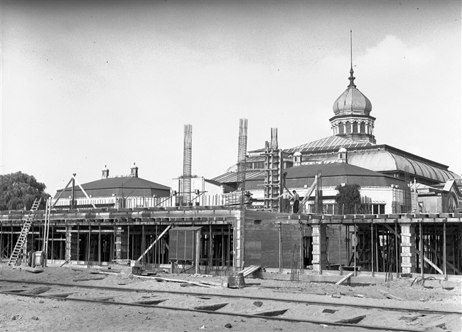 Overzicht van de bouw van het provinciehuis. Op de achtergrond het Moorse Paleis van de vroegere Haagsche Dierentuin. Dit hoofdgebouw is eind 1968 is gesloopt.