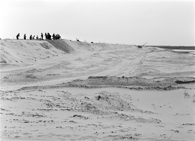 Dijkherstel bij Oude-Tonge na de watersnoodramp van 1 februari 1953. Met opgespoten zand is een nieuw dijklichaam gevormd.