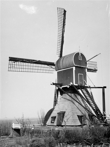 De Blauwe Wip of Geremolen die oorspronkelijk de polder Oost- en Westgeer onder Hazerswoude bemaalde. De wipmolen uit 1636 is uitgerust met een scheprad. In 1957 nam een mechanisch gemaal de taak van de molen over.