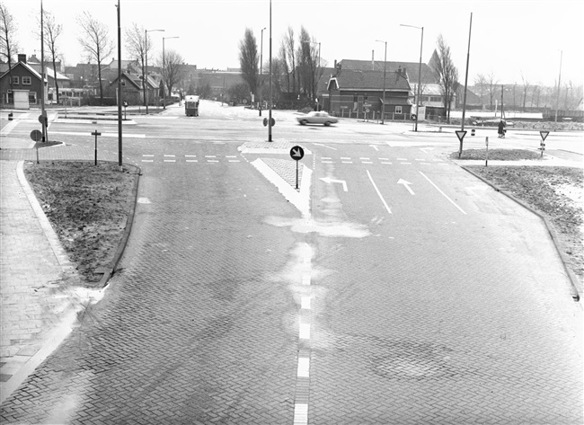 Kruising provinciale weg nr. 32 met de Rozenlaan en de Stationsstraat in Spijkenisse.