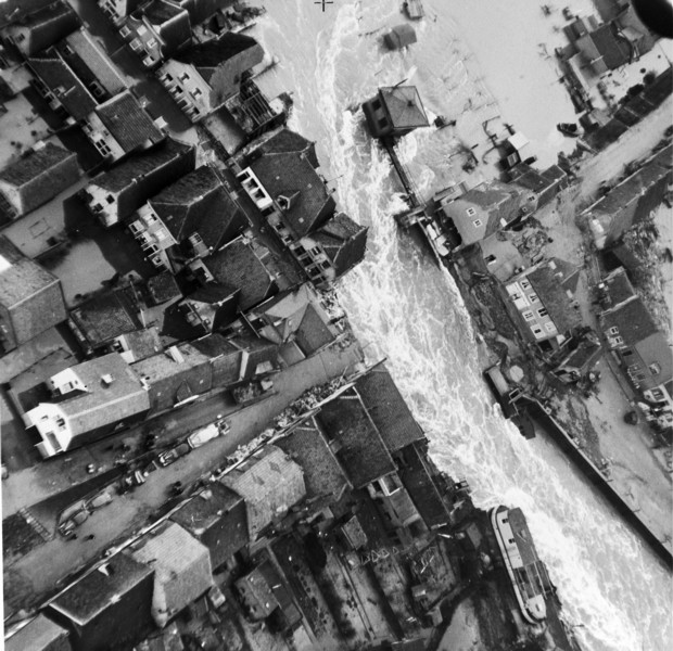 De Watersnoodramp van 1953. Een deel van Den Bommel is overstroomd. Foto Rijkswaterstaat.