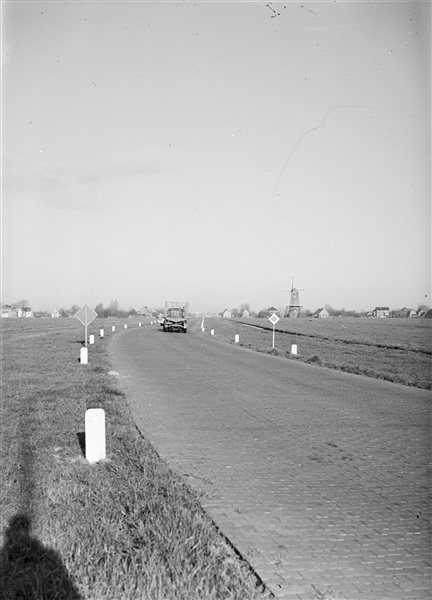 De Oude spoorweg, provinciale weg (huidige N207) tussen Stolwijk en Bergambacht. Aan de horizon de molen Arendshoeve.