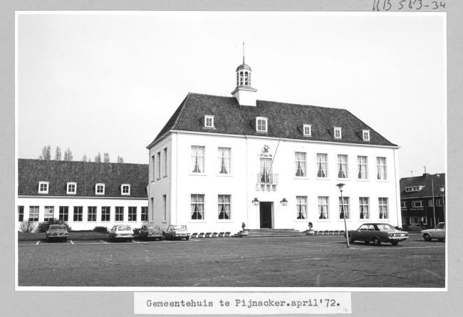 Gemeentehuis aan het Raadhuisplein in Pijnacker, 1972