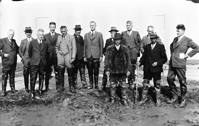 Ir. L.T. van der Wal (vijfde van links) bezoekt een project. Van der Wal was directeur-hoofdingenieur van de Provinciale Waterstaat en directeur van de Provinciale Planologische Dienst in Zuid-Holland. De foto is gemaakt tussen 1930 en 1950.
