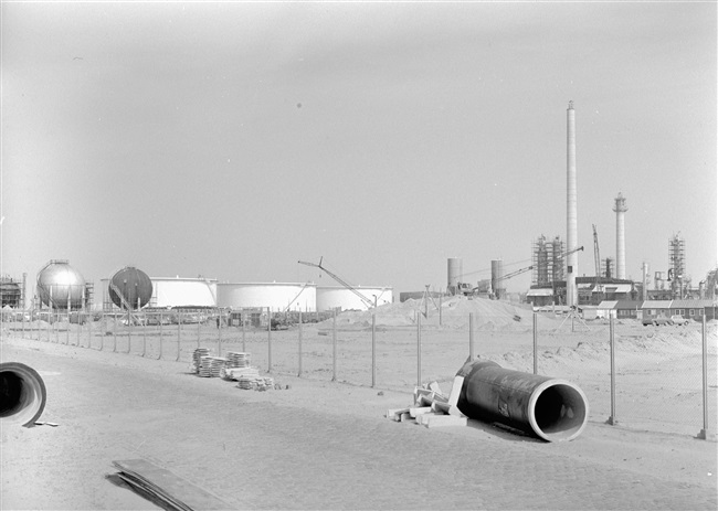 Industriegebied Europoort. Een BP raffinaderij in aanbouw.