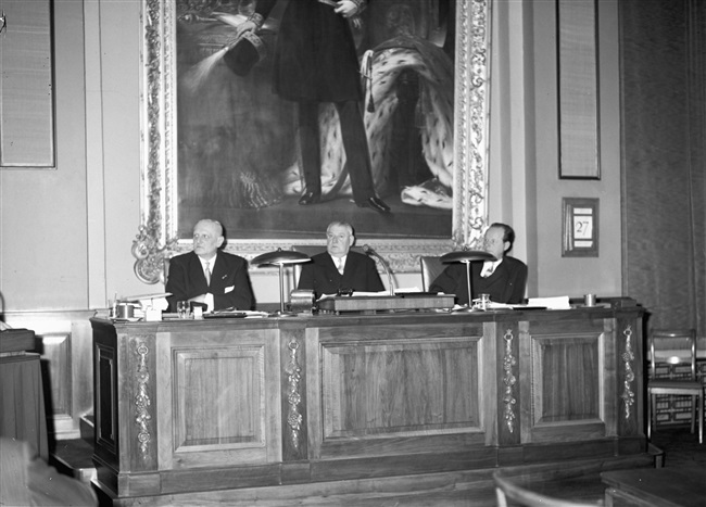 De Provinciale Staten van Zuid-Holland vergaderen in het gebouw van de Eerste Kamer. In het midden de heer A.C.A. Deerenberg en links van hem griffier F.A. Helmstrijd.