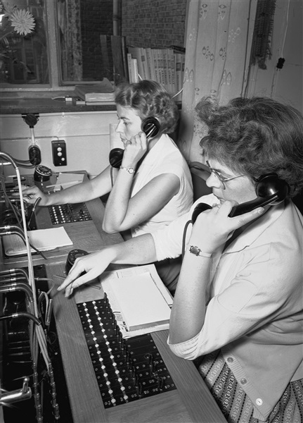 Telefonistes van de provincie Zuid-Holland bedienen de telefooncentrale.