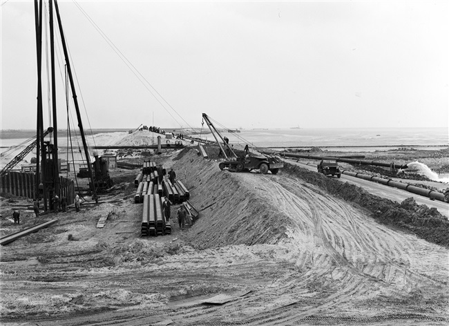 Dijkherstel bij Oude-Tonge na de watersnoodramp van 1 februari 1953. In de dijk wordt een doorgang gemaakt voor de aanleg van een nieuwe haven.