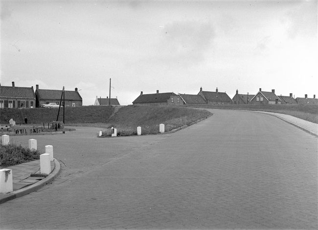 De nieuwe hoofdwaterkering met weg in 's-Gravendeel, 1961