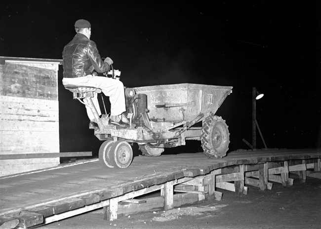 Op een viaduct wordt 's nachts beton gestort.