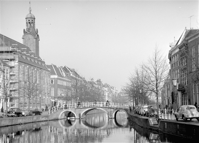 Links het academiegebouw van de Universiteit Leiden met de Nonnenbrug, aan het Rapenburg. Het gebouw is een voormalige kloosterkapel.