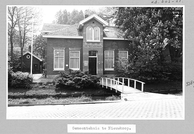 Gemeentehuis aan de Dorpsstraat 50 in Nieuwkoop, 1972