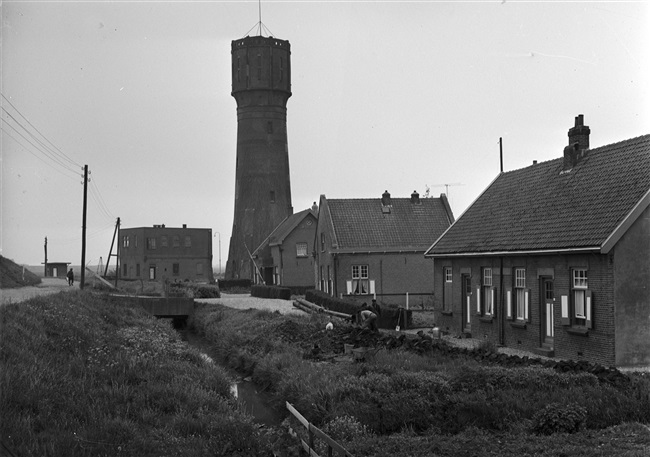 Watertoren aan de Kilweg in 's-Gravendeel, 1956