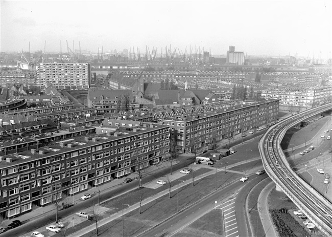 Uitzicht over Rotterdam vanaf een flat aan het Zuidplein.