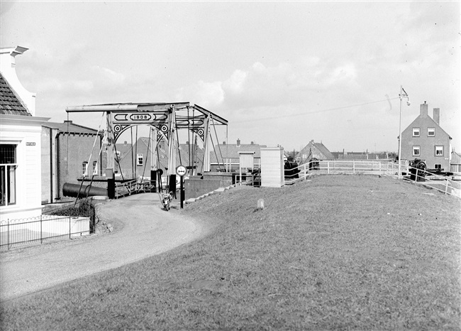 De Oude Dame, een dubbele ophaalbrug uit 1908 bij de sluis, die de Buitendijk met de Sassendijk verbindt.