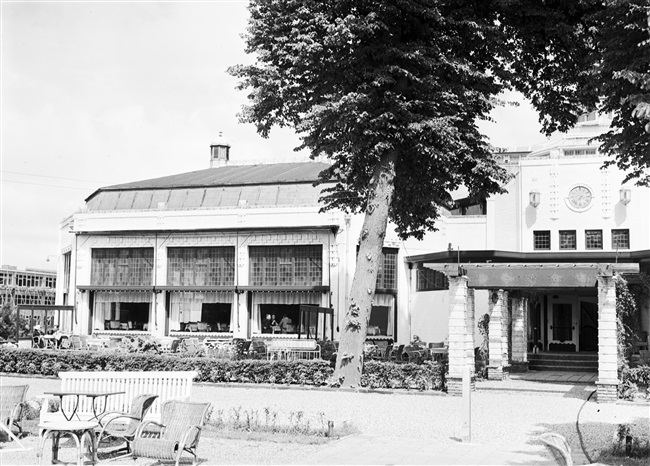 Het restaurant van de voormalige Haagsche Dierentuin. De dierentuin was gevestigd op de hoek van de huidige Zuid-Hollandlaan. Het gebouw is in 1968 gesloopt.