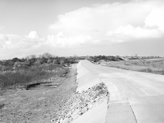 Een betonweg in de buurt van het Brielse Gat. De bovenste laag van deze weg is van beton.