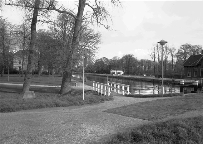 Het park aan de Hoekweg bij de Nieuwe Tolbrug. Rechts het Rijn-Schiekanaal, beter bekend als de Vliet.