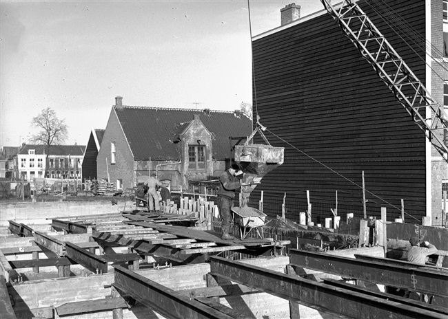 Aanleg van de oprit van het noordelijke viaduct. Het viaduct is onderdeel van de eerste St. Sebastiaansbrug.