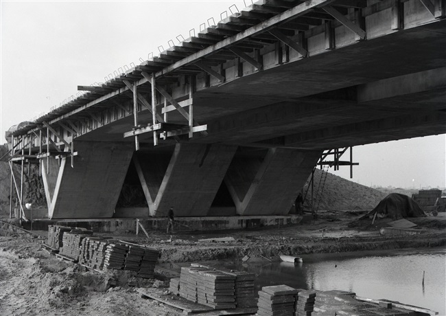 Bouw viaduct in Leeuwenakkerweg/N209 bij Bergschenhoek