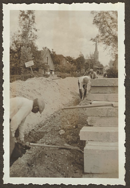 Sleuven voor betonbanden in de Kerkstraat in Hoogmade, 1933