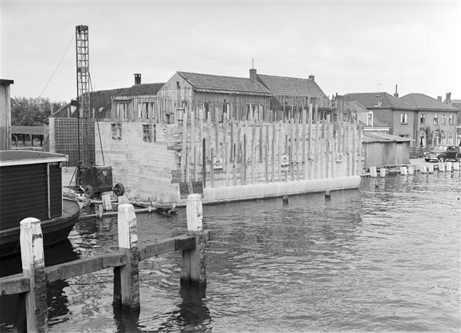 De bouw van het westlandhoofd van de 's-Molenaarsbrug over de Heimanswetering.