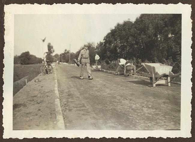 Stellen van betonbanden tussen Oud Ade-Nieuwe Wetering, 1932