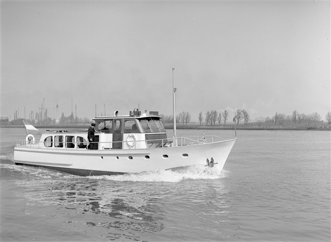 Het Statenjacht van de provincie Zuid-Holland. Met dit jacht werden vaarwegen en kunstwerken geïnspecteerd. Kunstwerken zijn bruggen, tunnels, sluizen en duikers.