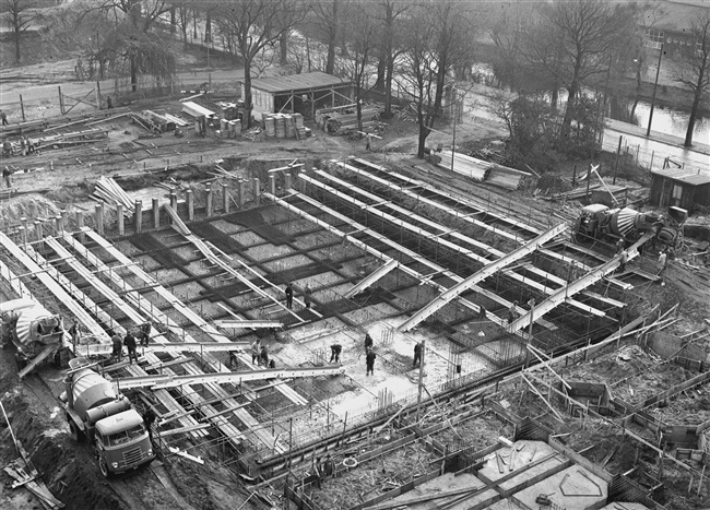 De keldervloer wordt gestort van de laagbouw van het nieuwe provinciehuis, aan de Zuid-Hollandlaan.