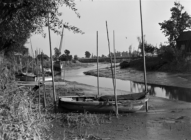 Een roeiboot aan het riviertje de Koedood