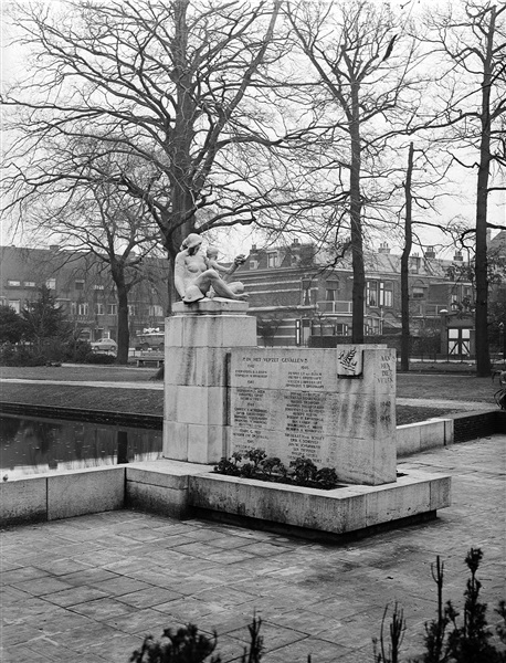 Monument voor de slachtoffers die vielen in de Tweede Wereldoorlog. Het beeld van de zittende vrouw met kind is van beeldhouwster Marian C. Gobius.