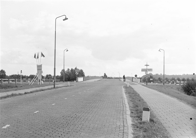 De Zuid-Hollandweg (huidige N848) met in het verlengde de Zeiving en de Lingebrug. Links en rechts de Lingedijk.