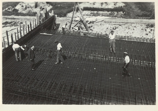 Bouw van Hooghkamerbrug tussen Leiden en Voorschoten, 1947