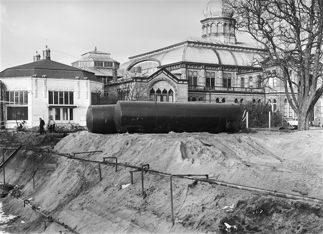 De olietanks worden geplaatst voor de verwarming van het in aanbouw zijnde provinciehuis. Op de achtergrond het Moorse Paleis (hoofdgebouw) van de voormalige Haagsche Dierentuin.