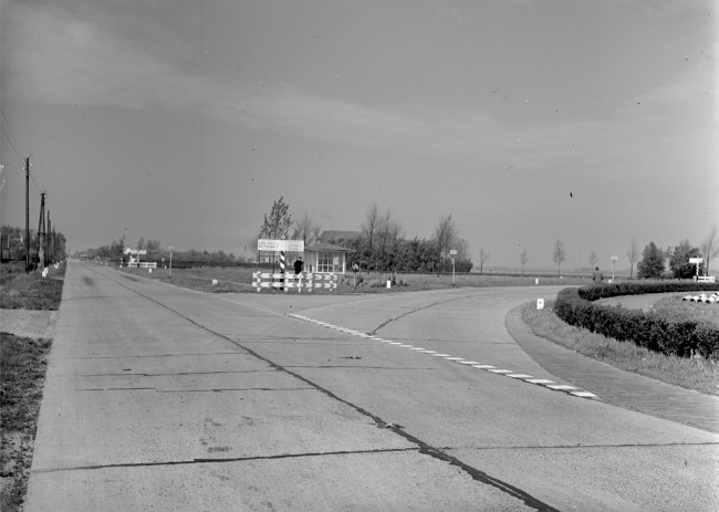 Kruising 'De Lugt' in de Hoogeveenseweg, weg nr. 22 (huidige N209 en N45).