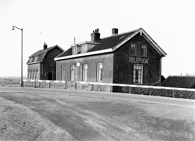 Aanleg van een weg op zandpalen (Abram van Rijckevorselweg) langs een voormalig tracée van de spoorlijn Rotterdam-Gouda. De gebouwen hoorden bij het vroegere treinstation Kralingse Veer.