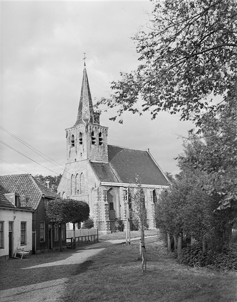 Kerk en woningen aan Het Woudt in 't Woudt, 1948