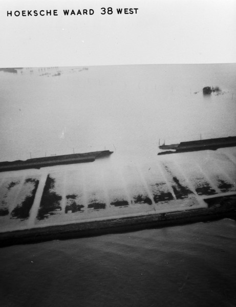 De Watersnoodramp van 1953. Een groot deel van de Hoeksche Waard is overstroomd. Foto Rijkswaterstaat.