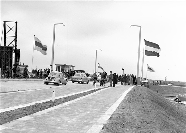Opening van de Lammebrug door Jan Klaasesz, commissaris van de Koningin in Zuid-Holland. De basculebrug over het Rijn-Schiekanaal is onderdeel van de N206 tussen Leiden en Zoeterwoude.