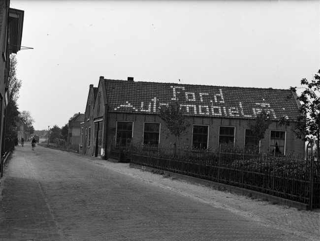 Een Ford Automobiel reclame op het dak van een gebouw. Oorspronkelijke titel 'Reclame op dak te Alphen aan den Rijn', maar waarschijnlijk betreft het een andere plaats.